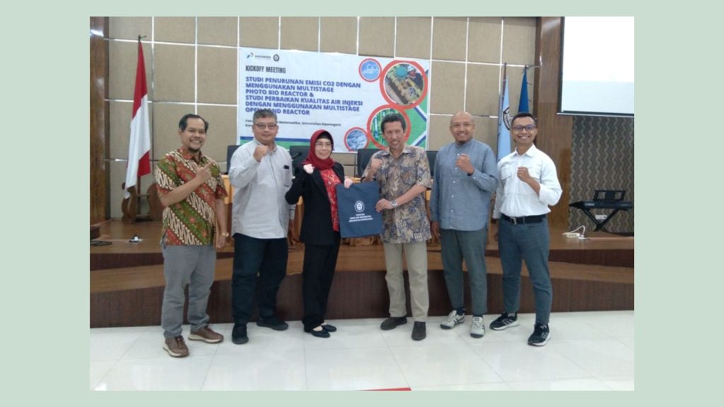 Dekan FSM Undip Prof Dr Widowati menyerahkan cinderamata kepada Arief Rahman dari PT Pertamina Hulu Energi. Foto: siti (dikutip dari jatengdaily.com